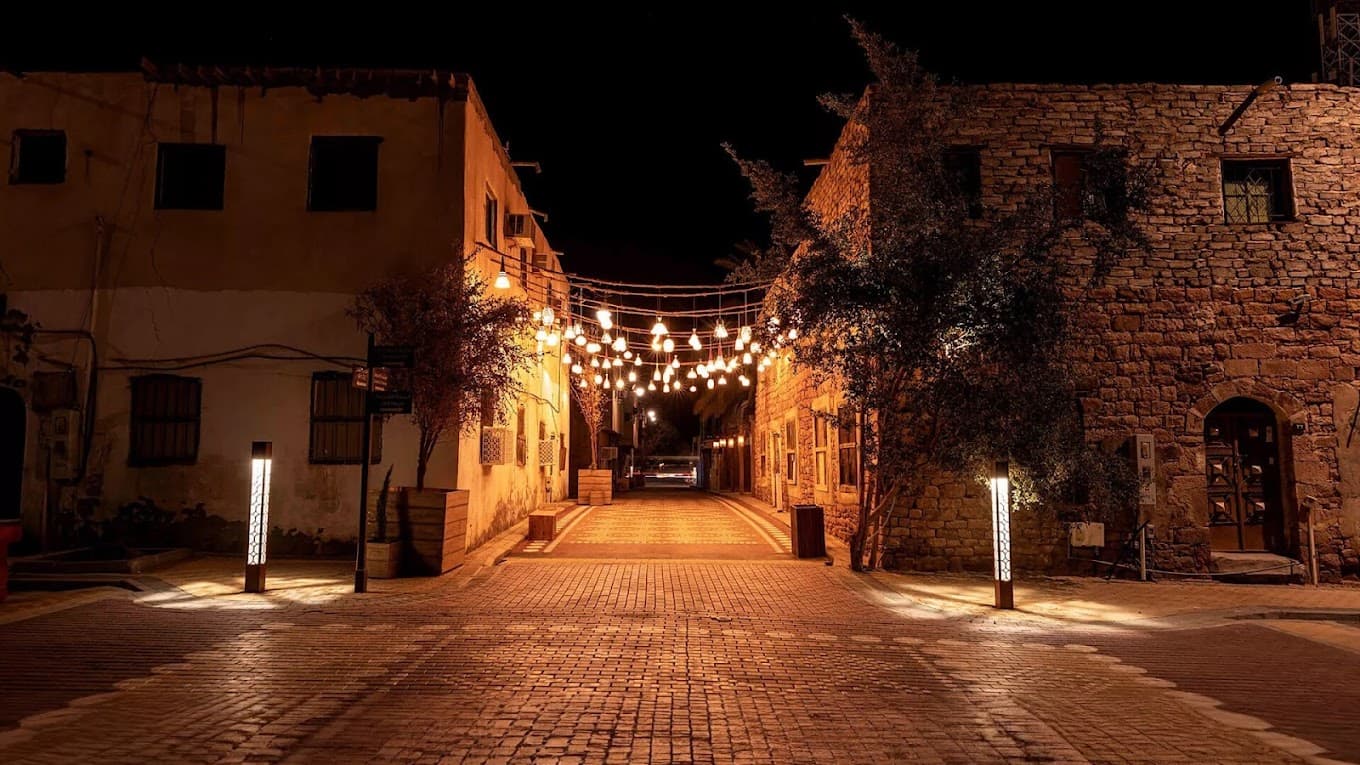 A full-day program in the Old Town of Al-Ula and the Al-Jadeeda Arts District