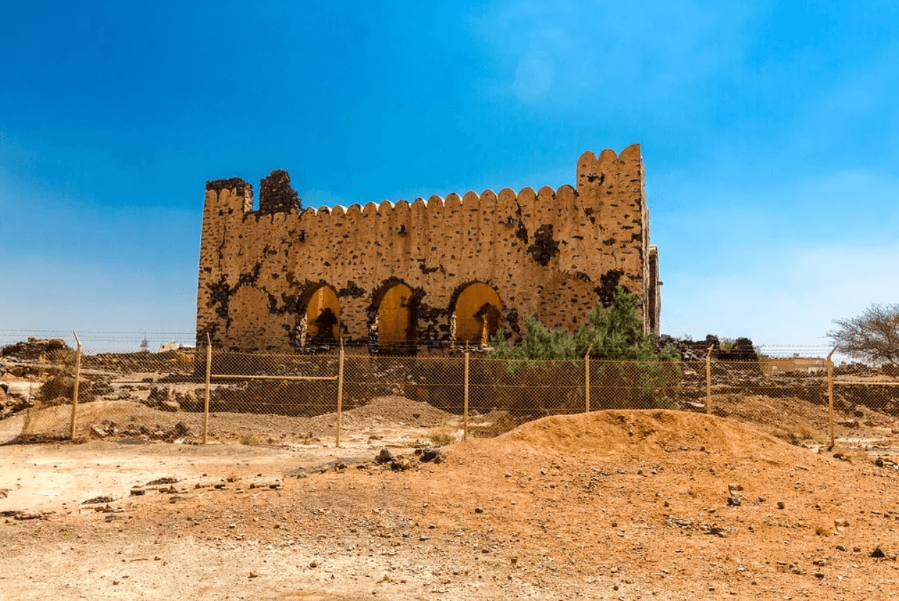 Between the banks of the valley and the houses of Al-Maghsila