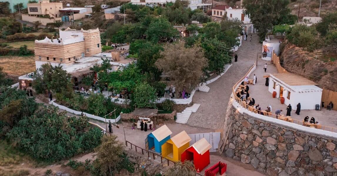جولة طبيعية وسط الأجواء الجبلية الخلابة في عسير