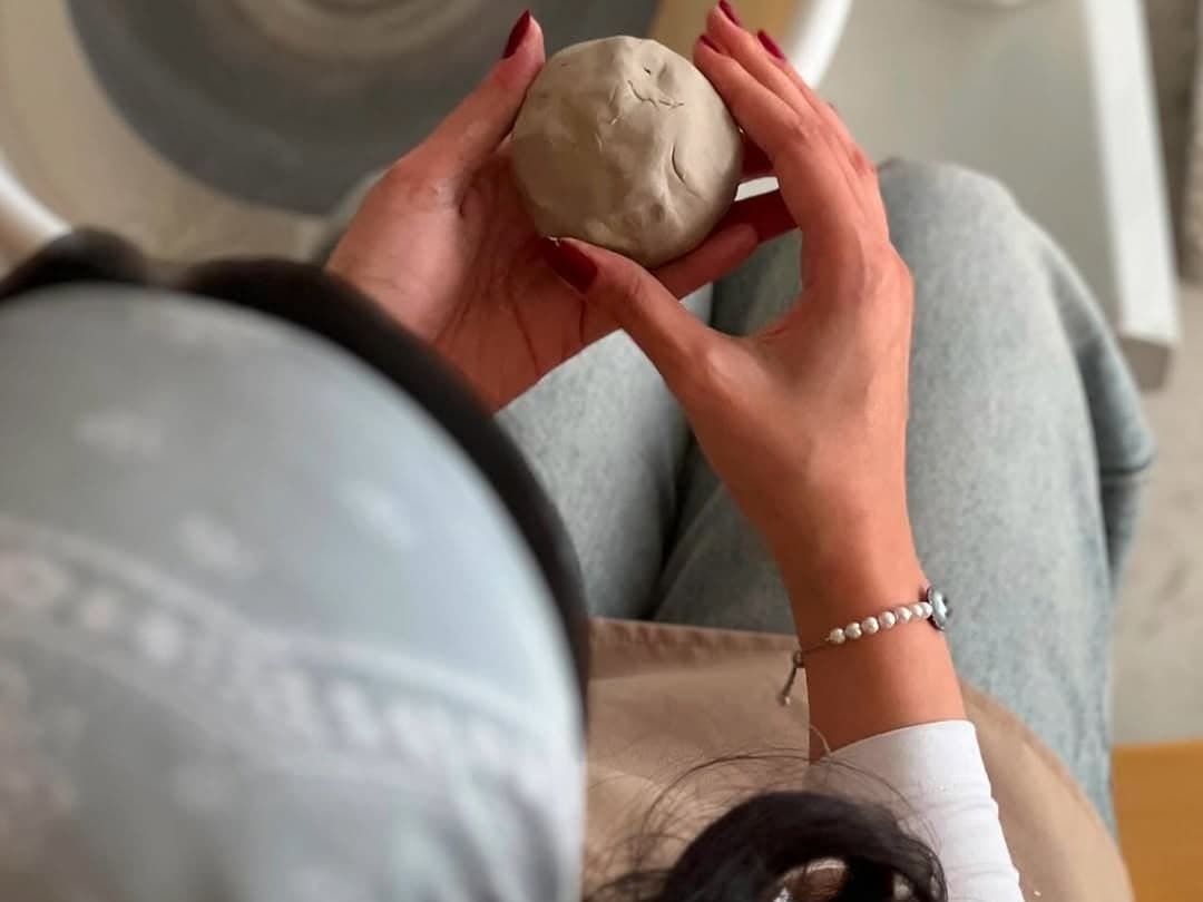 Hail: Indoor pottery workshops for women in Dakla